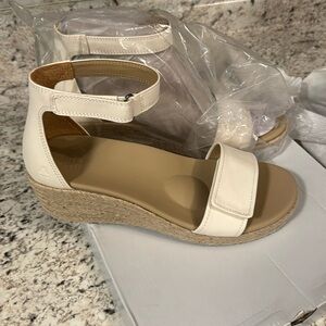 NWT ABEO sandals